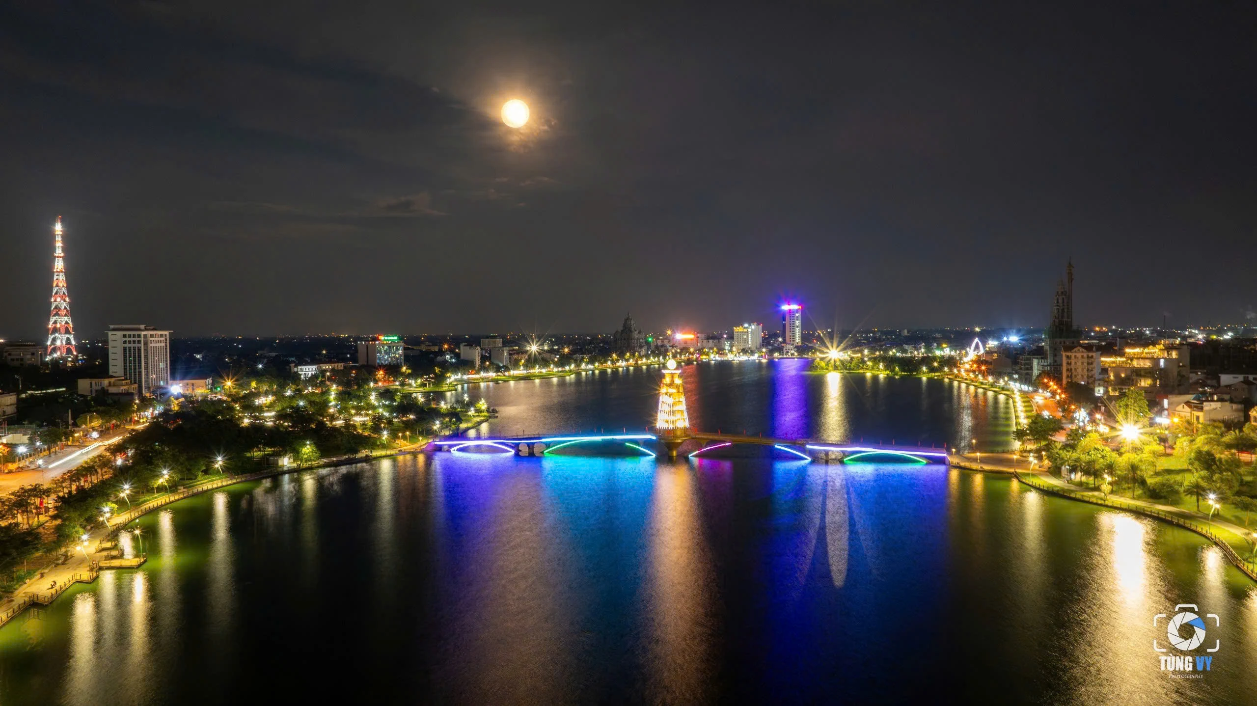 Watching the Hunter supermoon tonight from Van Lang Park