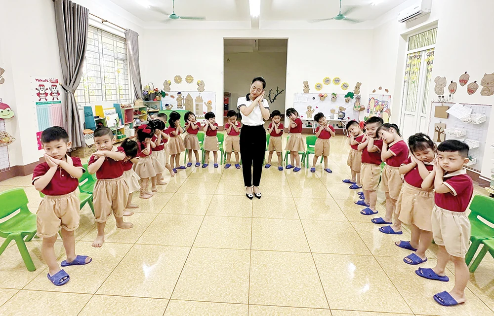 Nhiều ý kiến xoay quanh dự thảo miễn học phí cho con em giáo viên