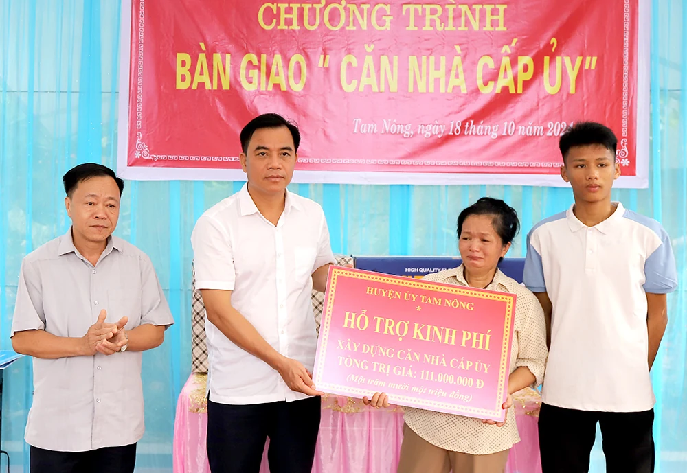 Bàn giao “Căn nhà cấp uỷ” tại huyện Tam Nông