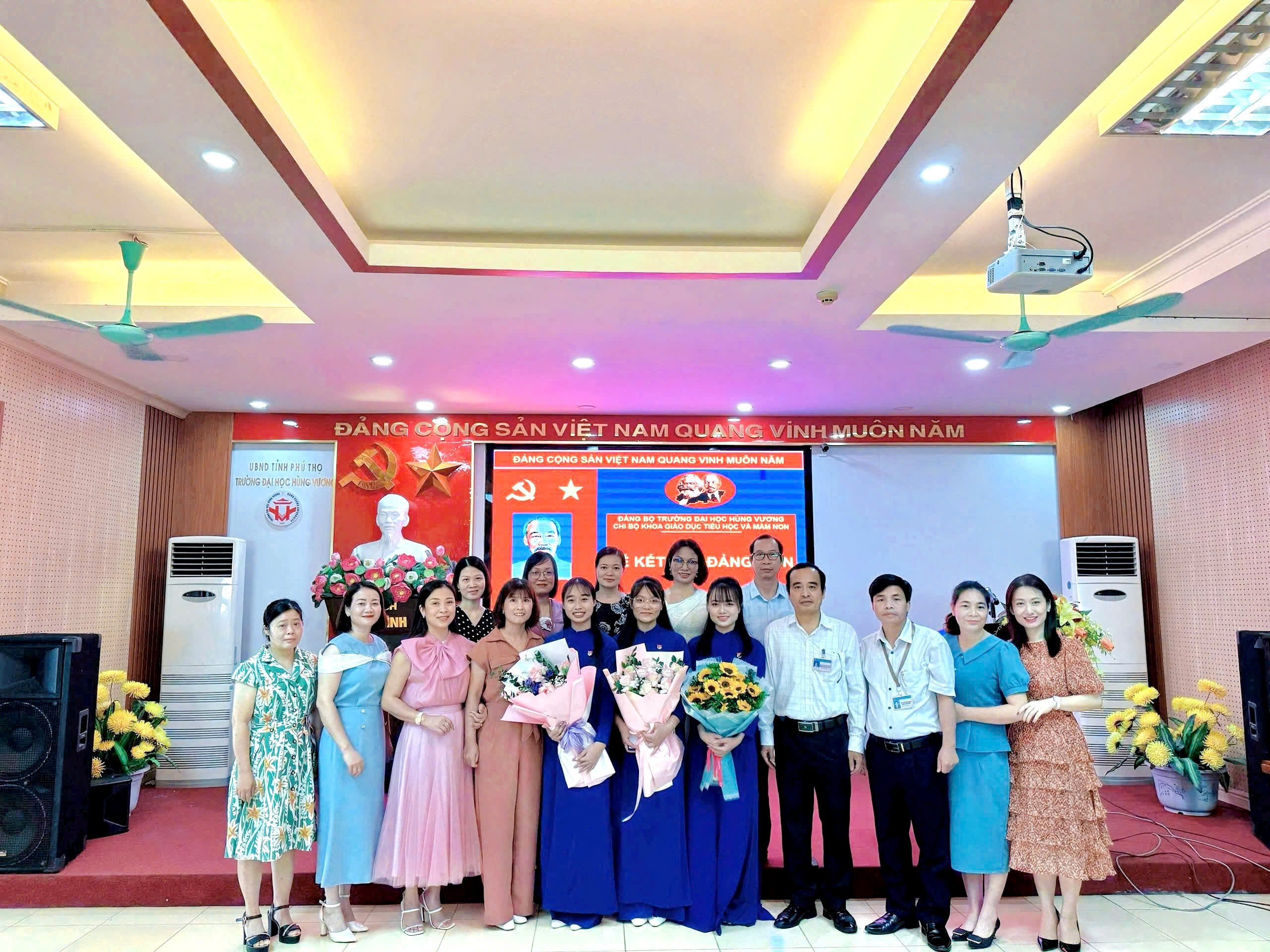 Đảng bộ Trường Đại học Hùng Vương: Kết nạp Đảng cho 3 quần chúng ưu tú là sinh viên