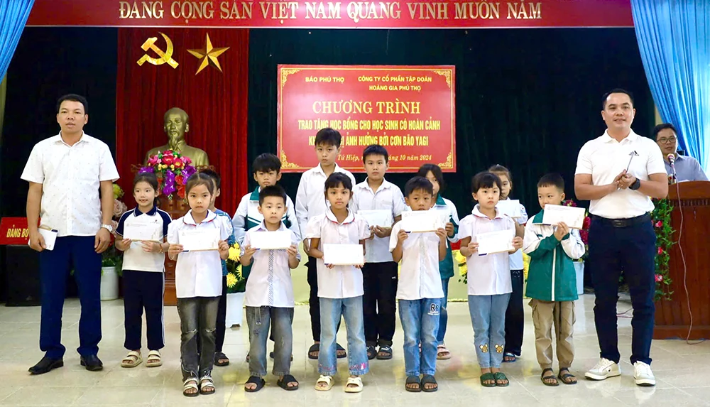 Trao 50 suất học bổng cho học sinh có hoàn cảnh khó khăn huyện Hạ Hòa