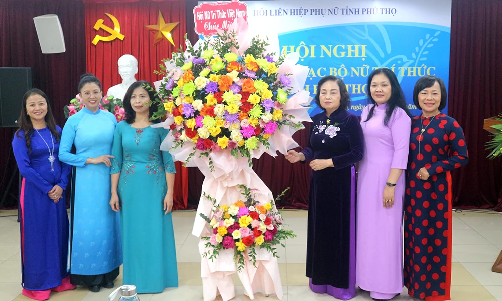 Ra mắt Câu lạc bộ Nữ trí thức tỉnh