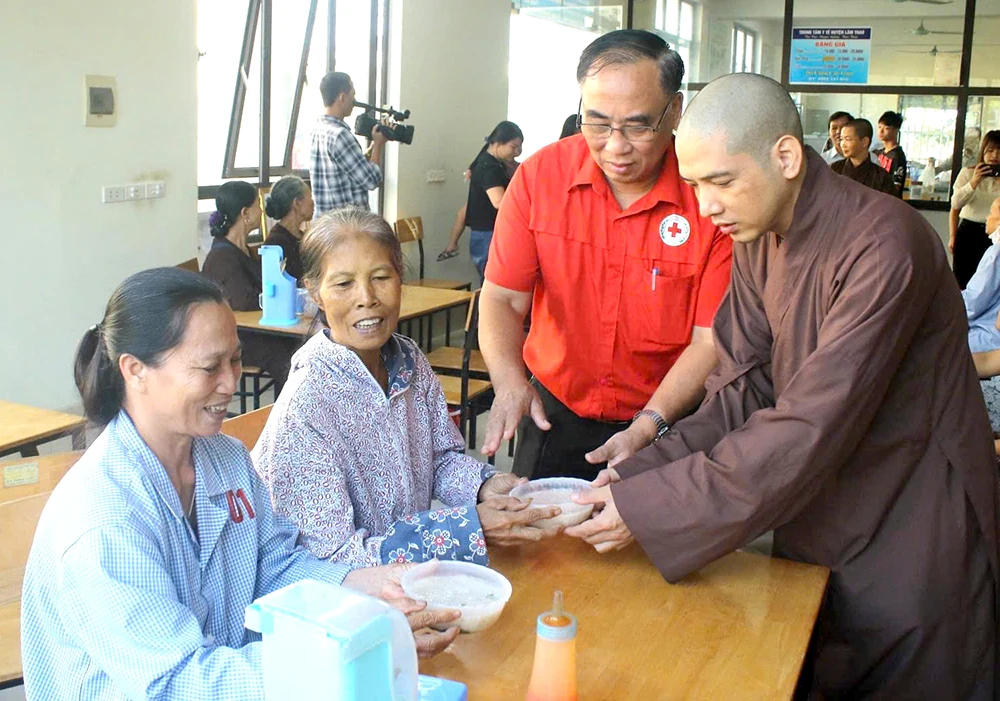 Khai trương “Nồi cháo nghĩa tình”