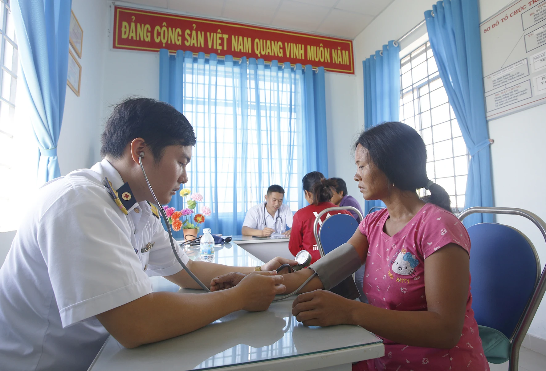 Giúp đỡ đồng bào bằng tất cả tấm lòng