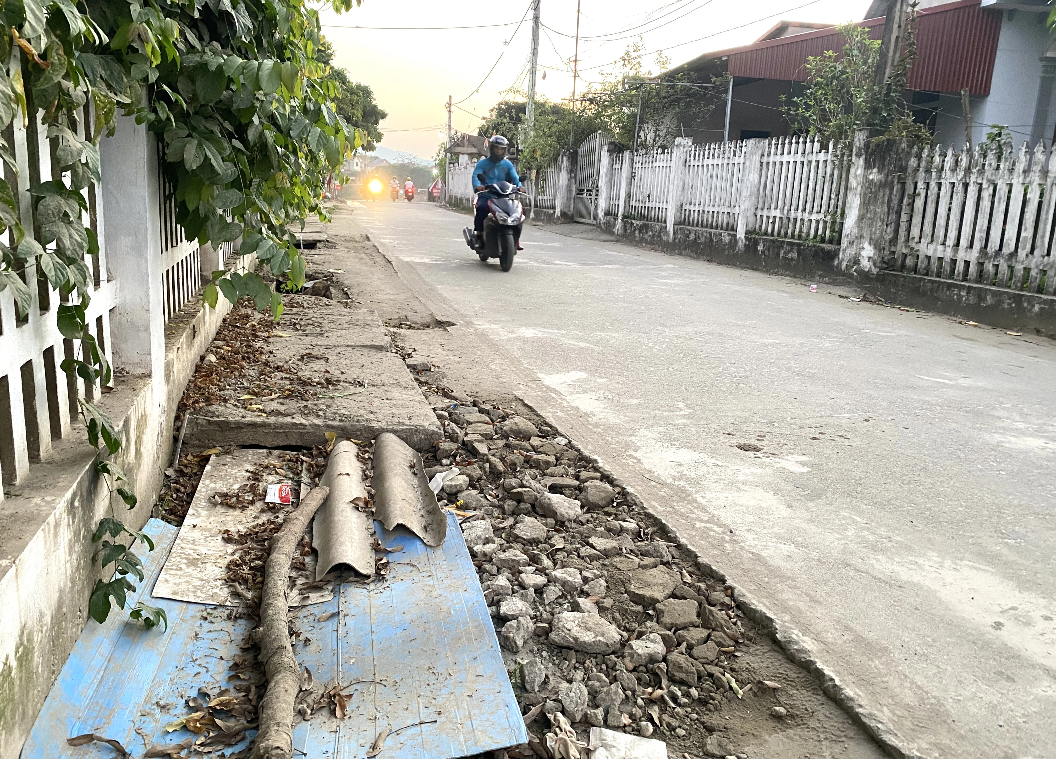 Cần sớm sửa chữa nắp cống tại vị trí lối ra, vào cầu phao Phong Châu