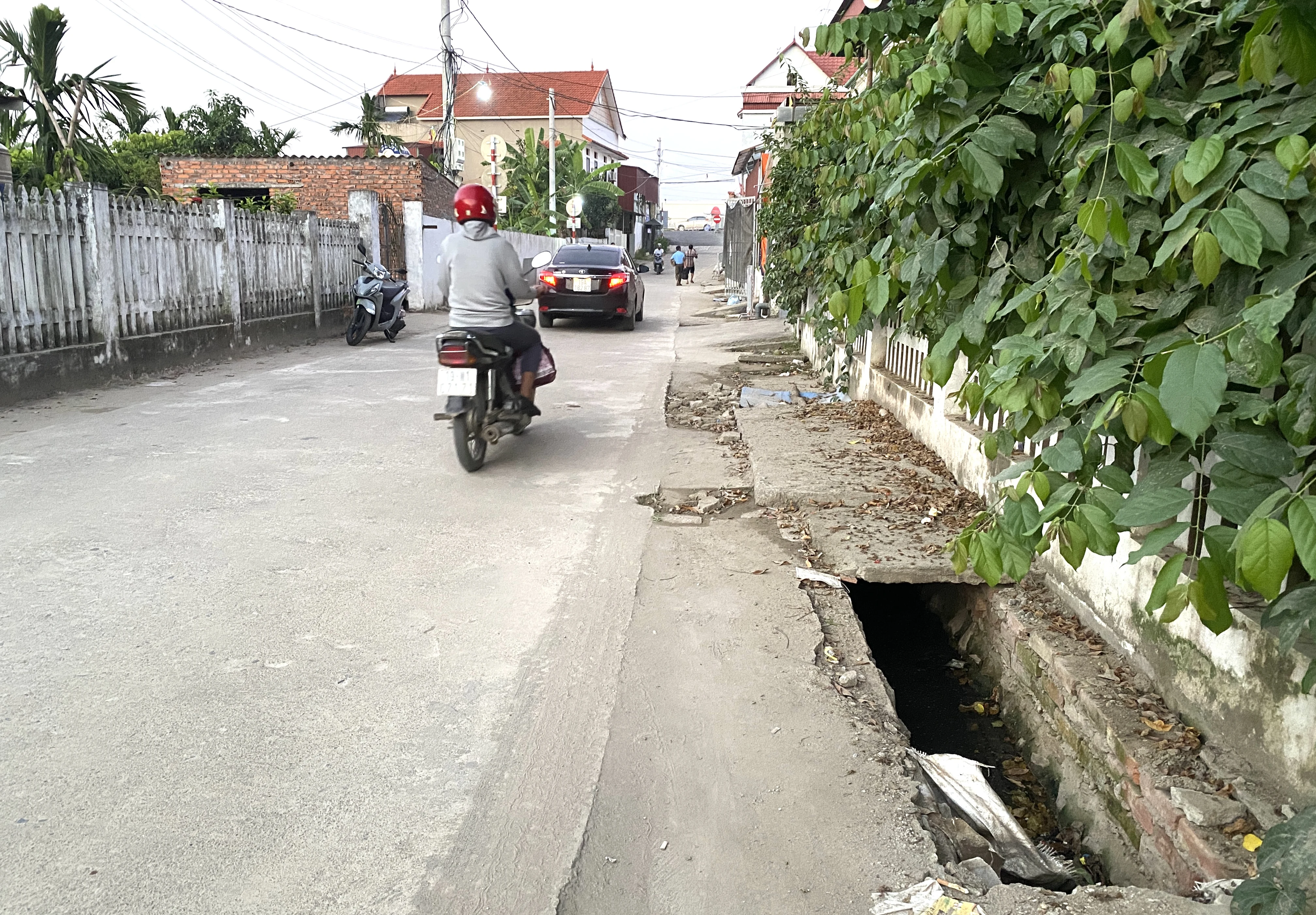Cần sớm sửa chữa nắp cống tại vị trí lối ra, vào cầu phao Phong Châu