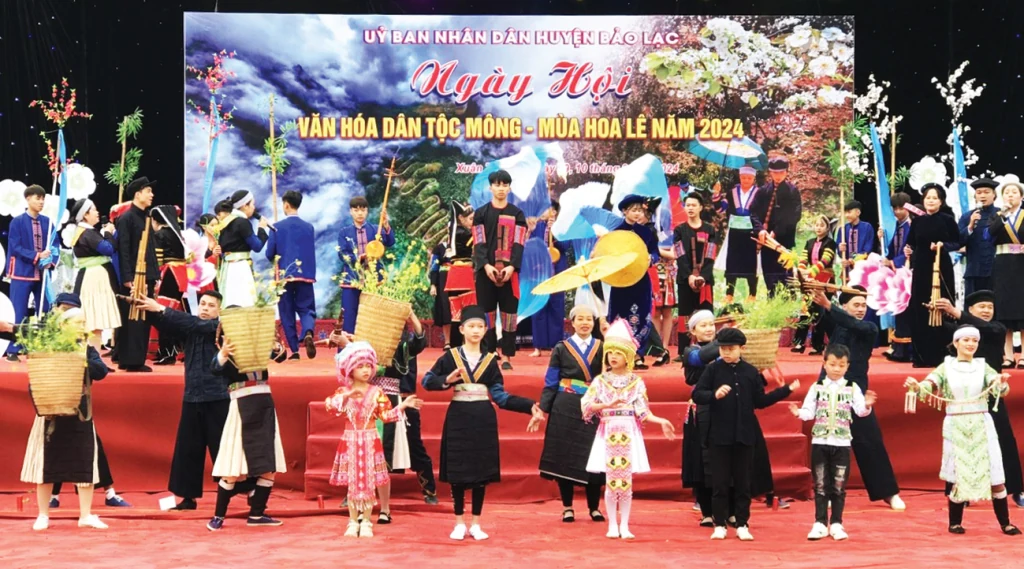 Đặc sắc trang phục dân tộc Mông
