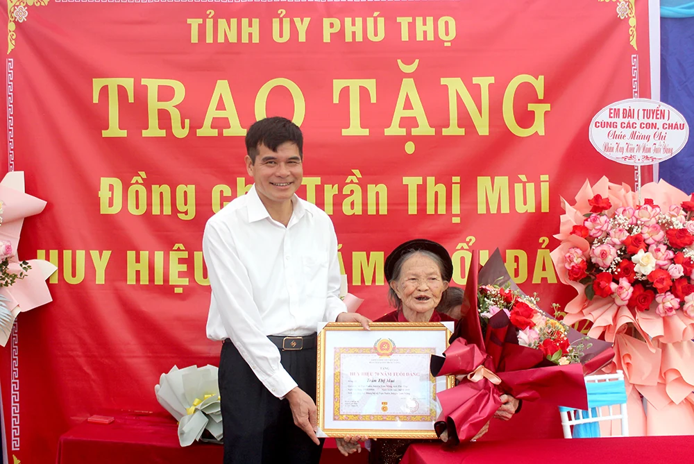 Trao Huy hiệu 70 năm tuổi Đảng tại các huyện: Lâm Thao, Hạ Hòa, Tam Nông
