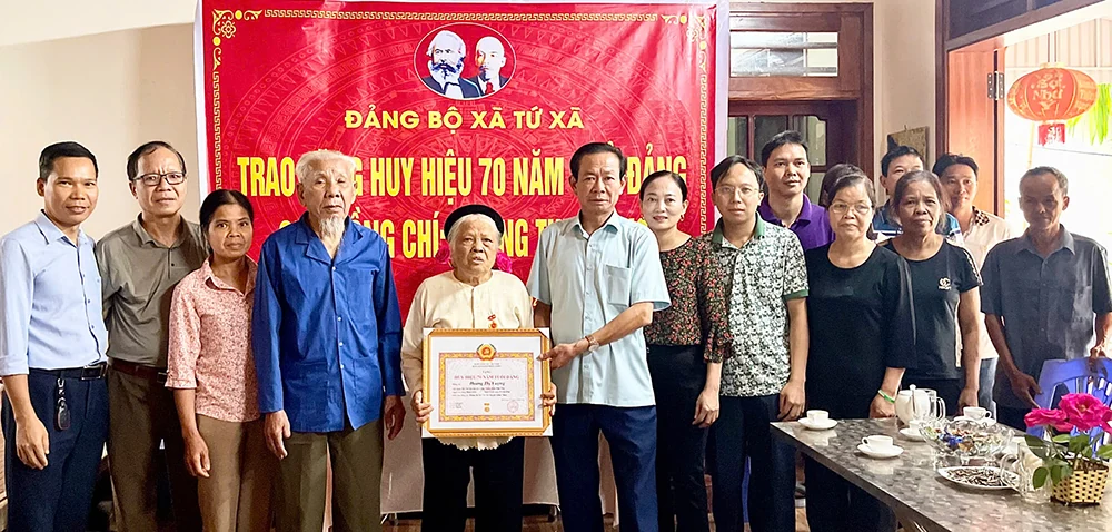 Trao Huy hiệu 70 năm tuổi Đảng tại các huyện: Lâm Thao, Hạ Hòa, Tam Nông