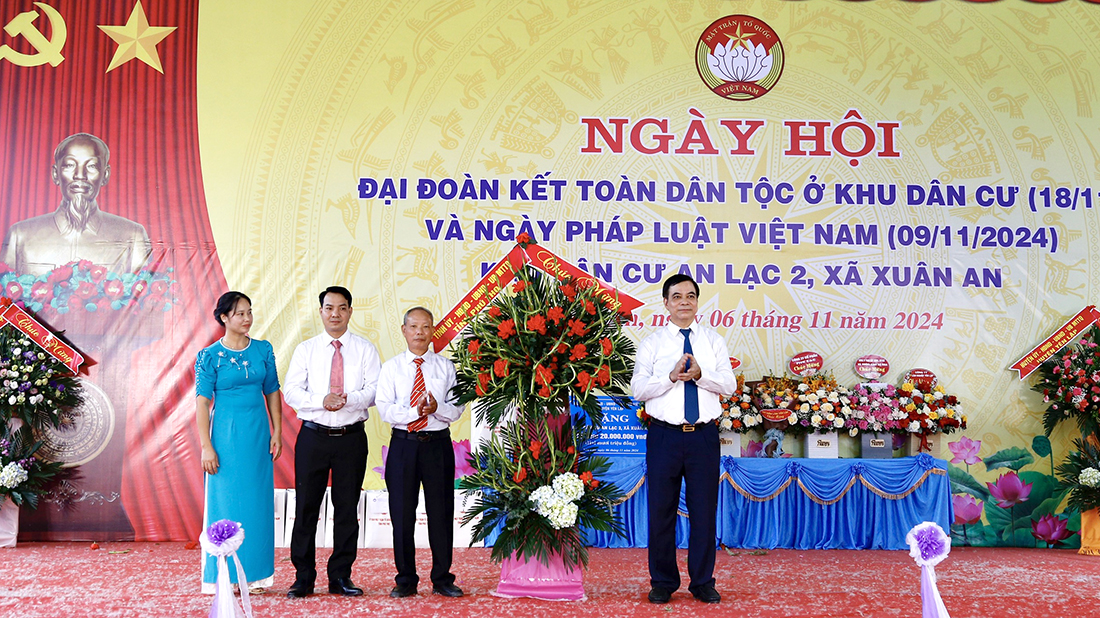 Phó Chủ tịch UBND tỉnh Nguyễn Thanh Hải dự “Ngày hội đại đoàn kết toàn dân tộc” tại Yên Lập