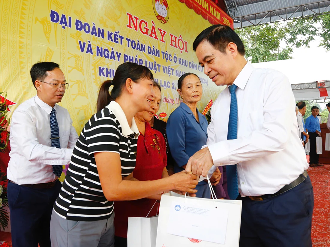 Phó Chủ tịch UBND tỉnh Nguyễn Thanh Hải dự “Ngày hội đại đoàn kết toàn dân tộc” tại Yên Lập