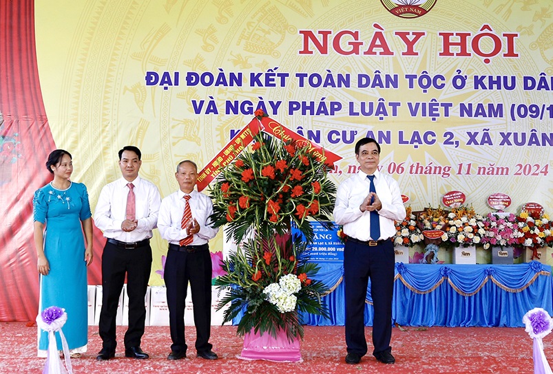 Phó Chủ tịch UBND tỉnh Nguyễn Thanh Hải dự “Ngày hội đại đoàn kết toàn dân tộc” tại Yên Lập