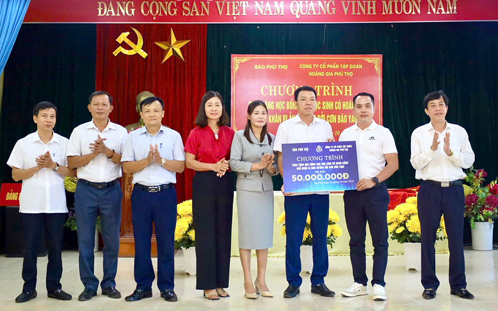 Awarding 50 Scholarships to Students with Difficult Circumstances in Ha Hoa District