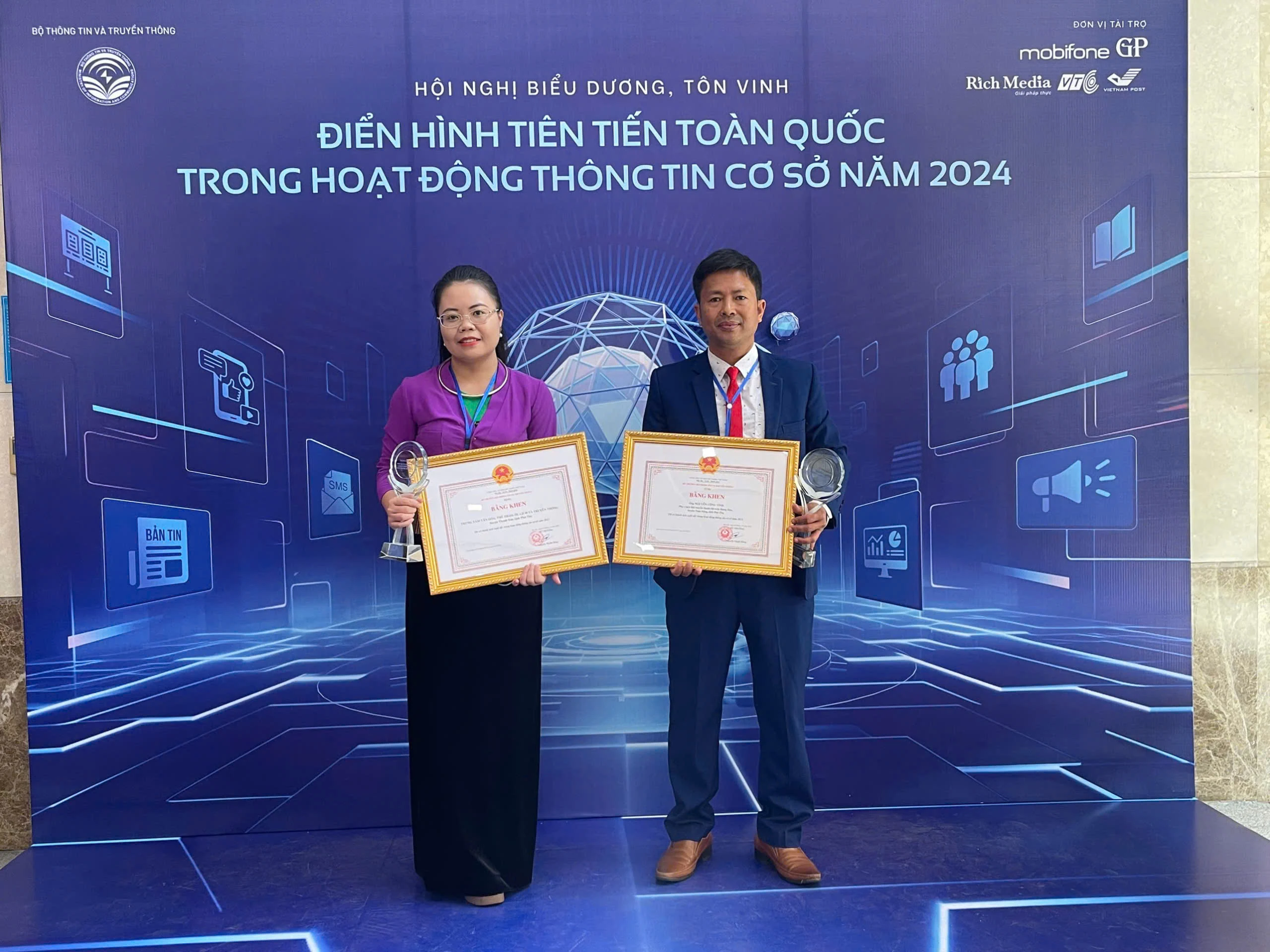 Phu Tho Honors Two Exemplary Individuals at the National Conference on Grassroots Information Activities