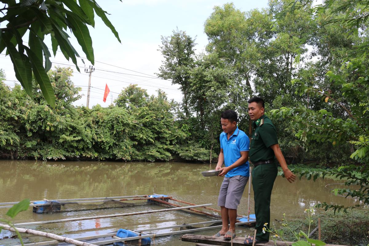 Bộ đội giúp dân an cư nơi biên giới