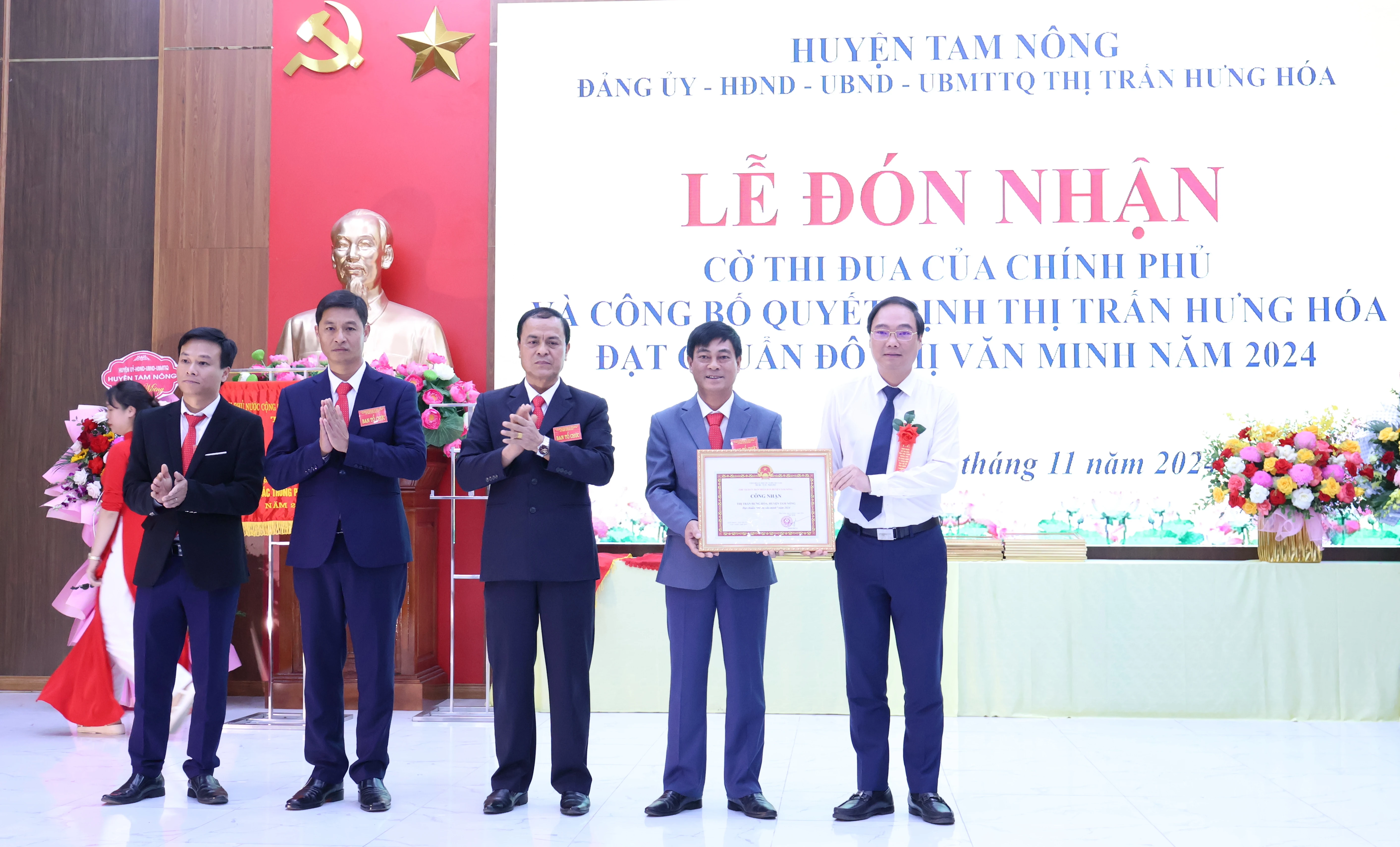 Thị trấn Hưng Hoá đón nhận Cờ thi đua của Thủ tướng Chính phủ