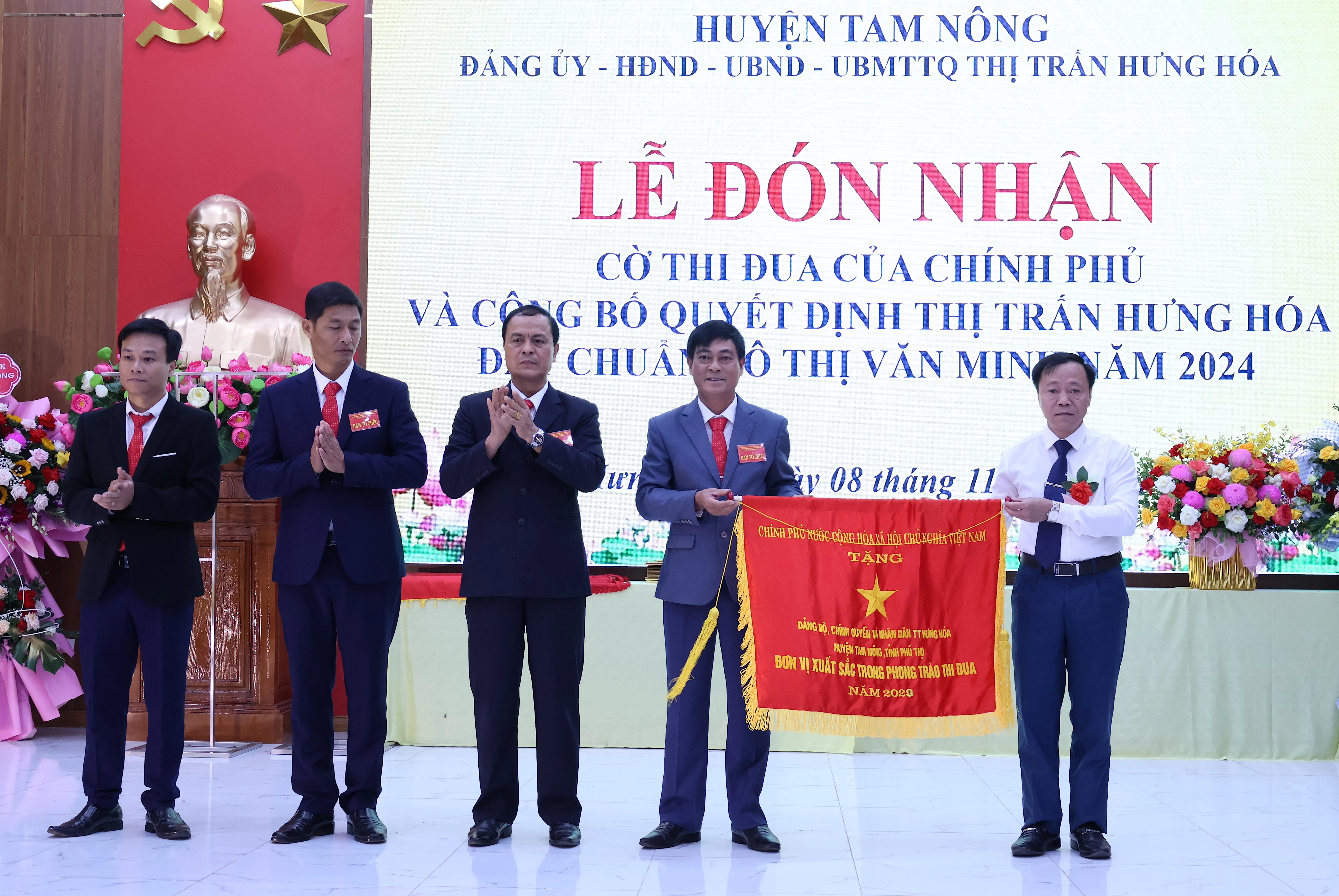 Thị trấn Hưng Hoá đón nhận Cờ thi đua của Thủ tướng Chính phủ