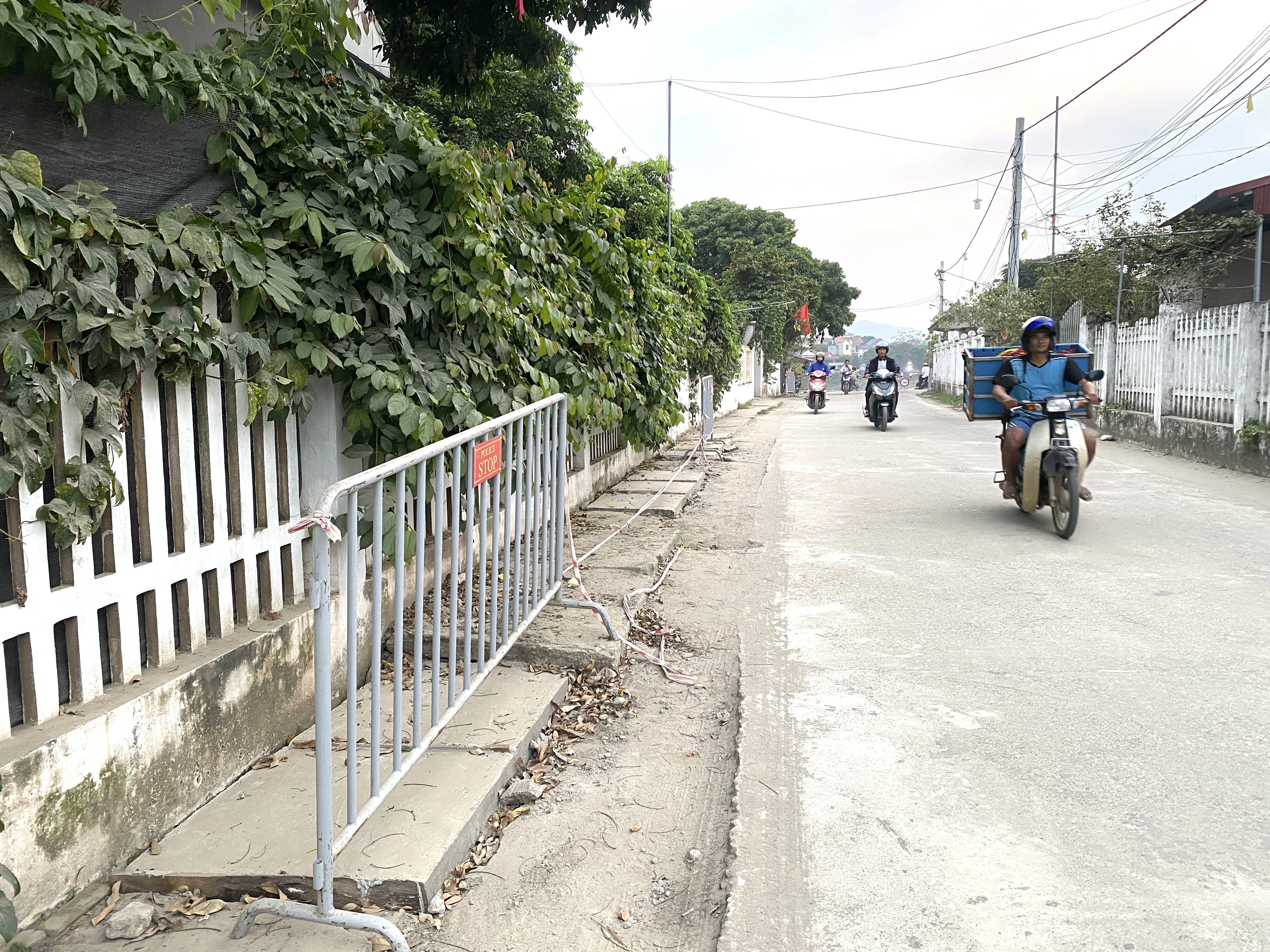Nắp cống tại vị trí lối ra, vào cầu phao Phong Châu đã được khắc phục