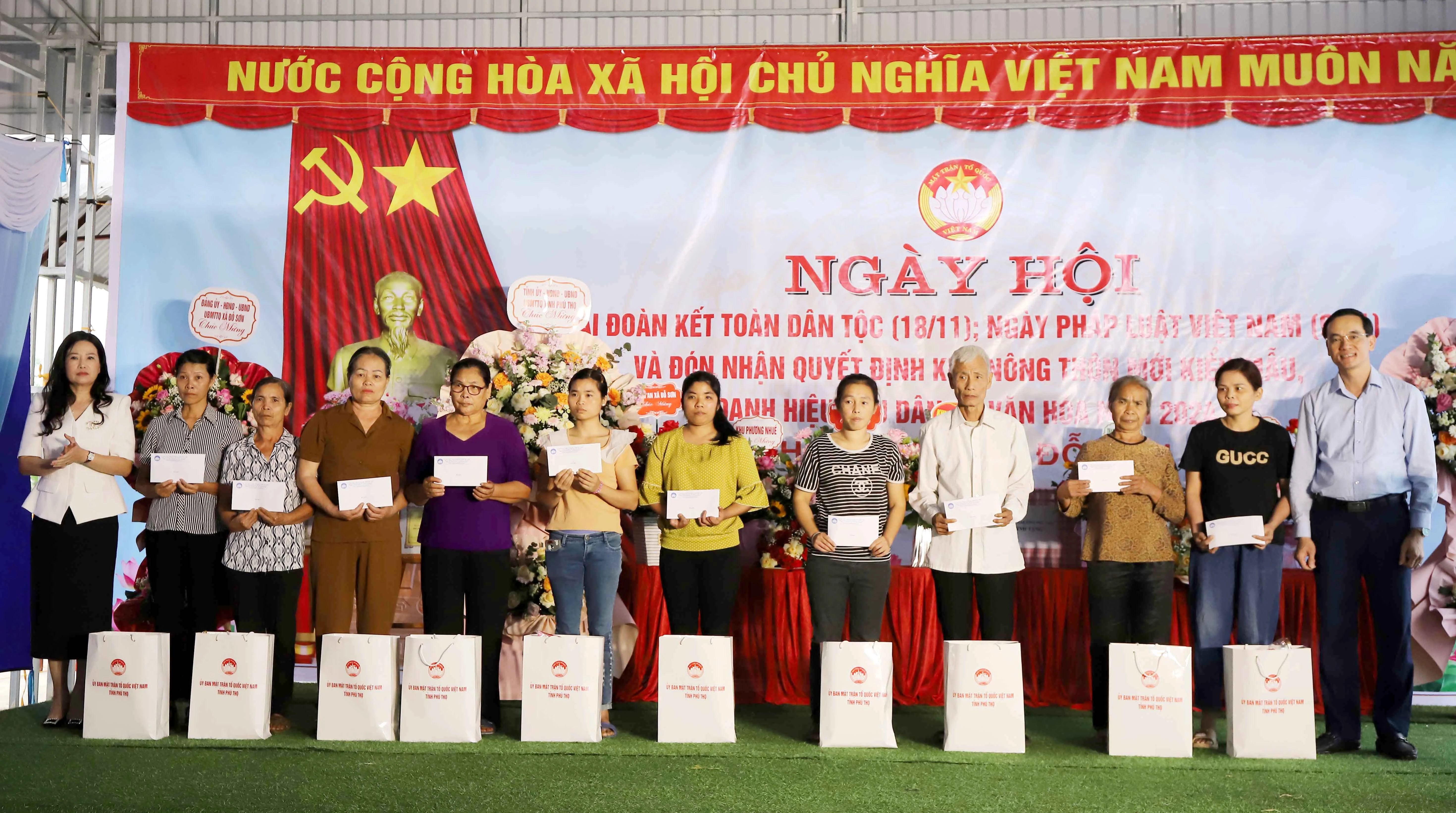 Chủ tịch Ủy ban MTTQ tỉnh dự Ngày hội Đại đoàn kết tại huyện Thanh Ba