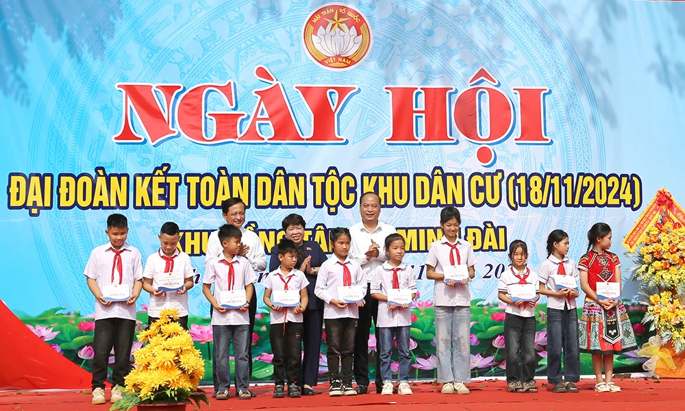 Chủ nhiệm Ủy ban Xã hội của Quốc hội Nguyễn Thúy Anh dự Ngày hội Đại đoàn kết toàn dân tộc tại huyện Tân Sơn