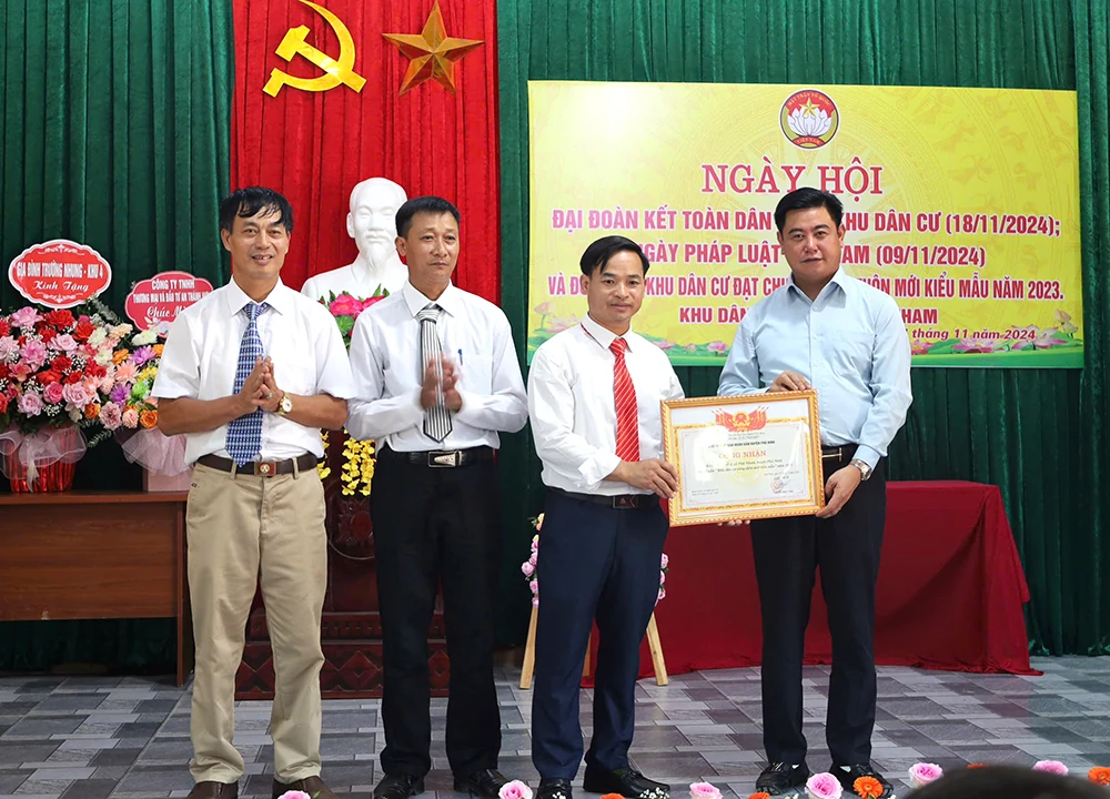 Giám đốc Công an tỉnh Nguyễn Minh Tuấn dự Ngày hội Đại đoàn kết toàn dân tộc tại huyện Phù Ninh