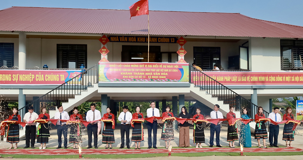 Phó Bí thư Thường trực Tỉnh ủy Phùng Khánh Tài dự Ngày hội Đại đoàn kết tại Đoan Hùng