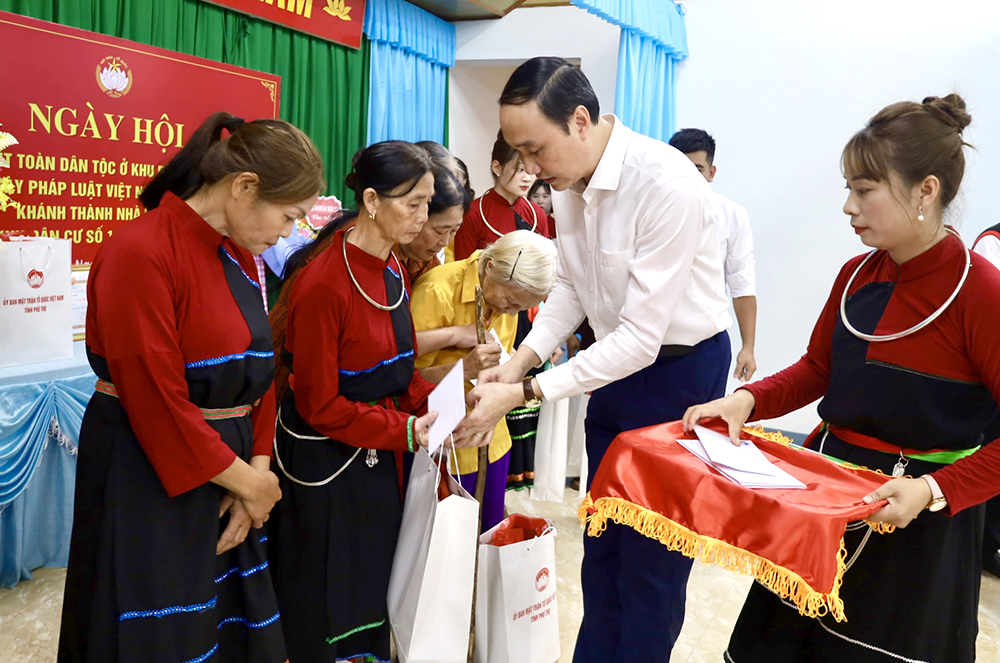 Phó Bí thư Thường trực Tỉnh ủy Phùng Khánh Tài dự Ngày hội Đại đoàn kết tại Đoan Hùng