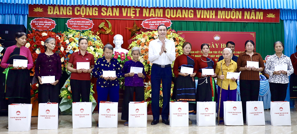 Phó Bí thư Thường trực Tỉnh ủy Phùng Khánh Tài dự Ngày hội Đại đoàn kết tại Đoan Hùng