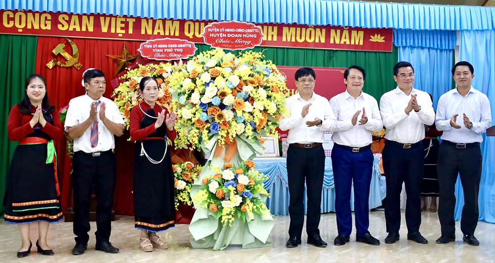 Phó Bí thư Thường trực Tỉnh ủy Phùng Khánh Tài dự Ngày hội Đại đoàn kết tại Đoan Hùng