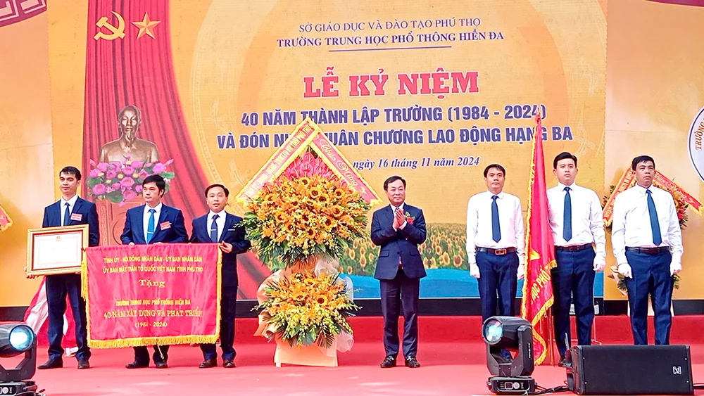 Chairman of the Provincial People’s Committee attends the 40th anniversary of the establishment of Hien Da High School