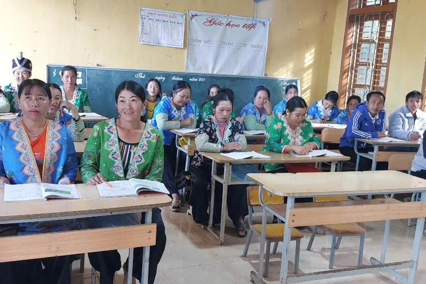 Thầy giáo quân hàm xanh miệt mài “cõng chữ lên non cao