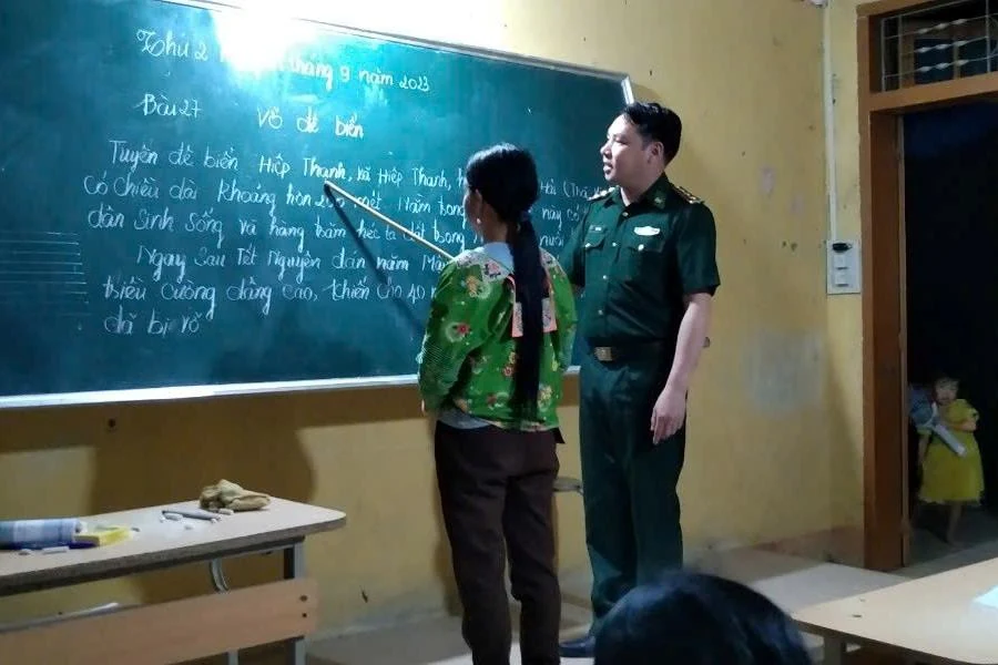Thầy giáo quân hàm xanh miệt mài “cõng chữ lên non cao