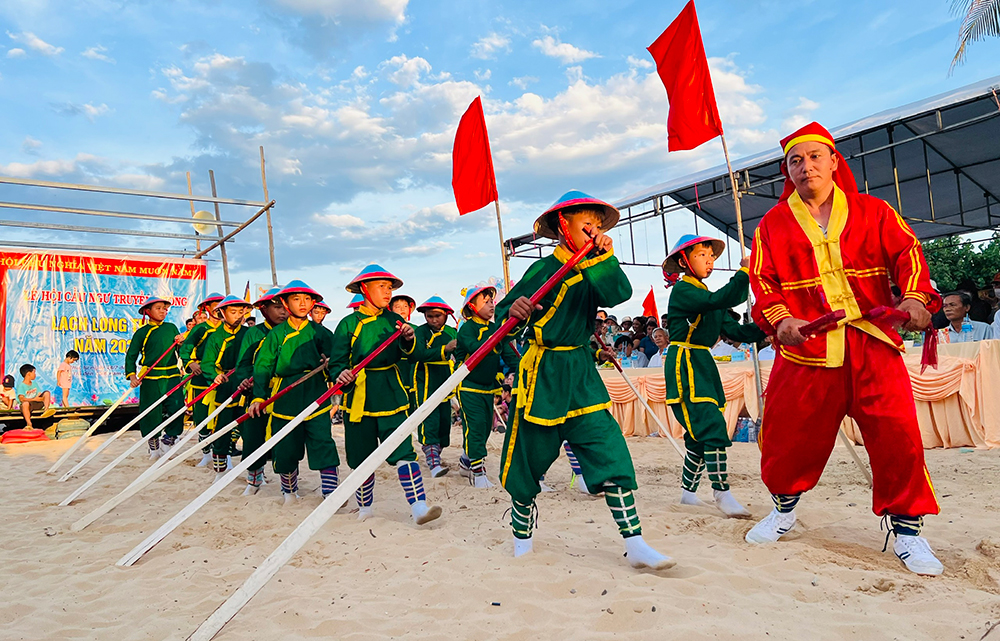 Phú Yên không chỉ có “hoa vàng, cỏ xanh”