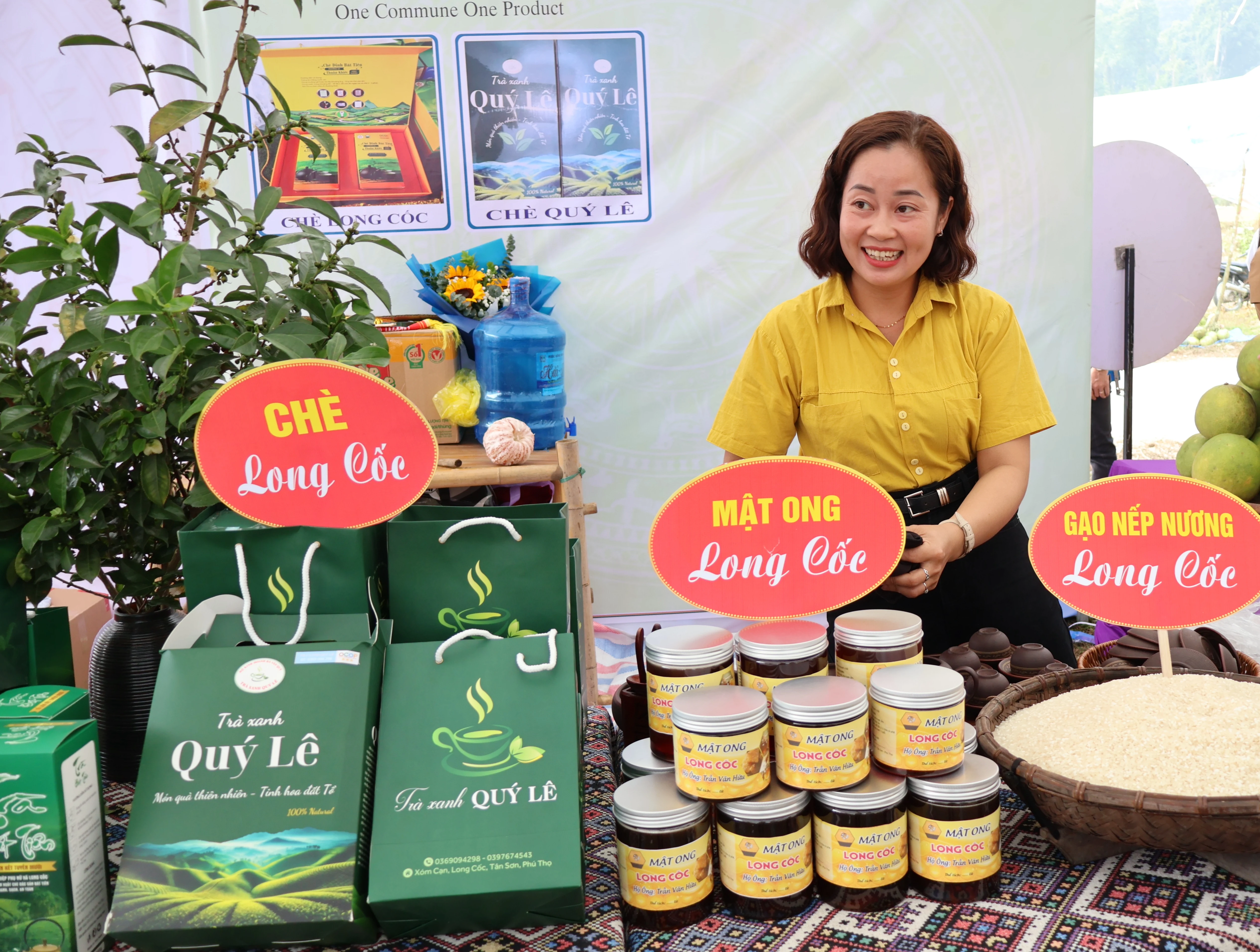 Gần 40 gian hàng tham gia Hội chợ thương mại huyện Tân Sơn