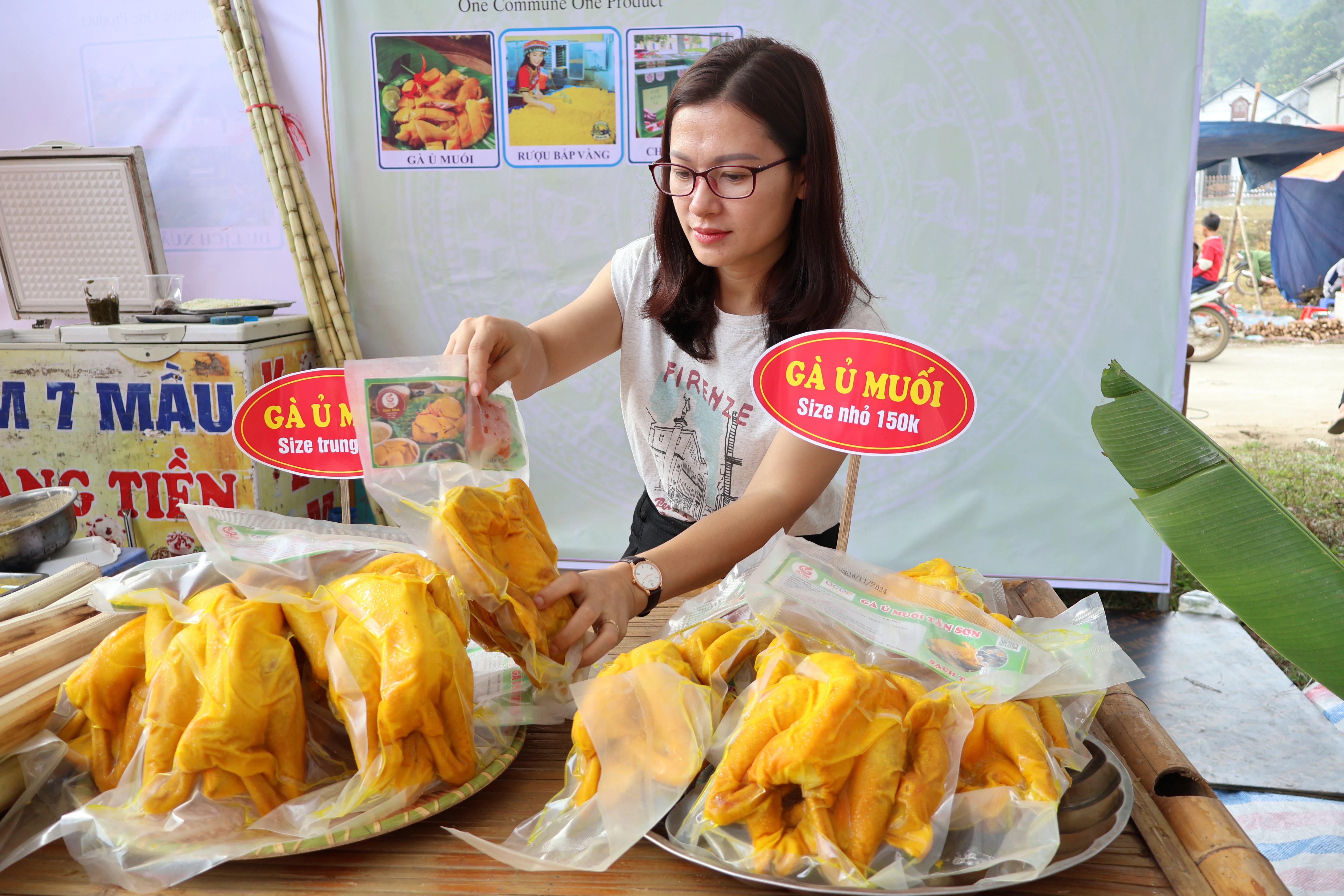 Gần 40 gian hàng tham gia Hội chợ thương mại huyện Tân Sơn