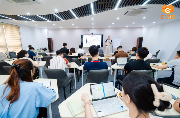 Thách thức cạnh tranh trong TMĐT: Doanh nghiệp Việt đối mặt với các gã khổng lồ như Shopee, Lazada và Amazon