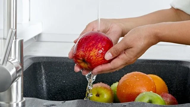 Uống nước ép táo tự làm có an toàn không?