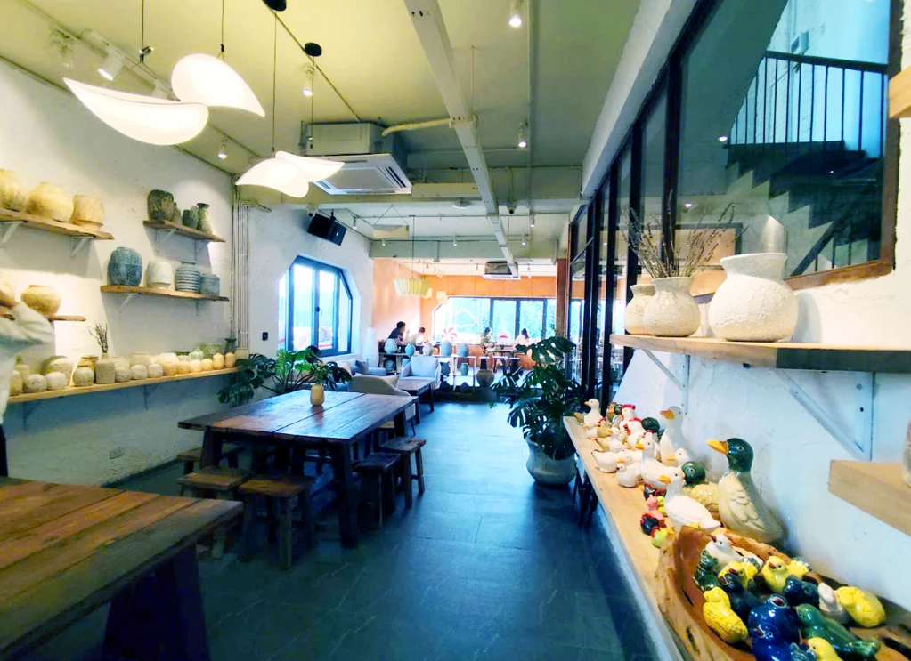 Mới lạ không gian café gốm ở Hạ Long