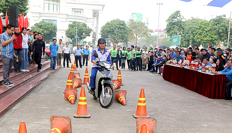 Tuyên truyền, phổ biến pháp luật về trật tự an toàn giao thông cho công nhân, lao động