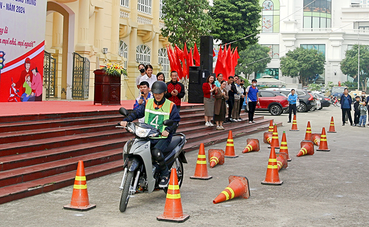 Tuyên truyền, phổ biến pháp luật về trật tự an toàn giao thông cho công nhân, lao động