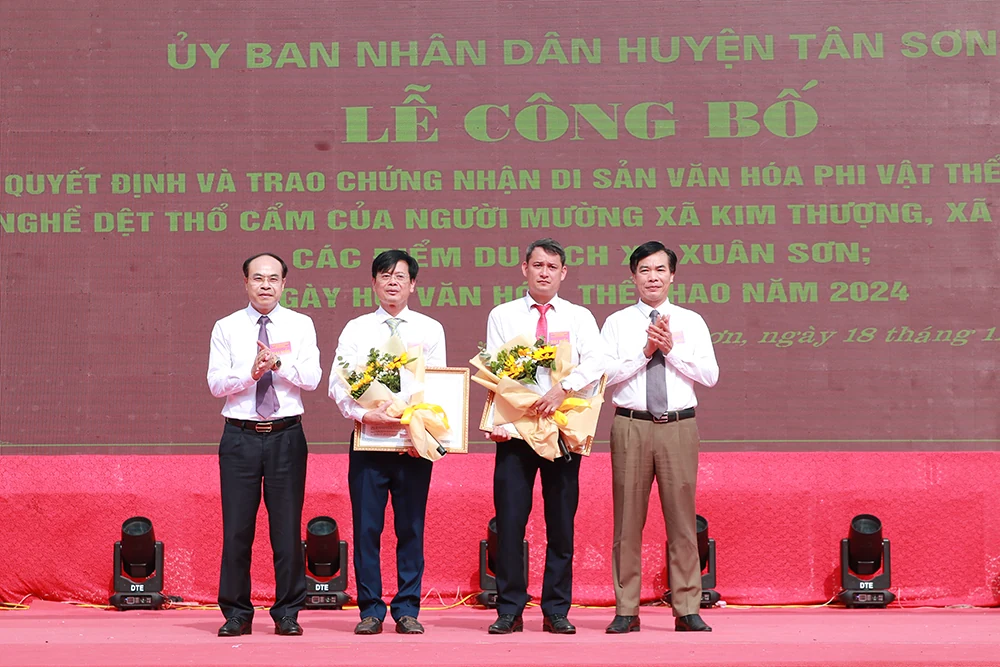 Công bố Di sản phi vật thể quốc gia Nghề dệt thổ cẩm người Mường huyện Tân Sơn