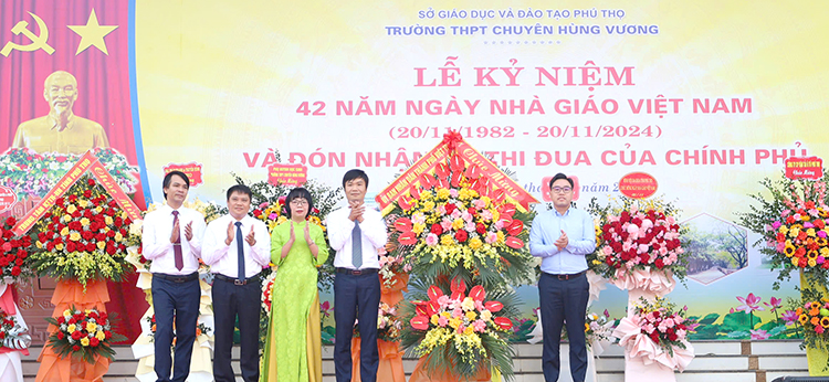 Trường THPT Chuyên Hùng Vương đón nhận Cờ thi đua của Chính Phủ