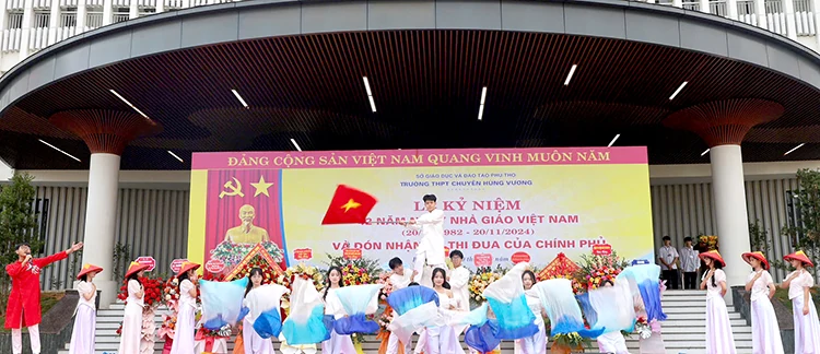 Trường THPT Chuyên Hùng Vương đón nhận Cờ thi đua của Chính Phủ