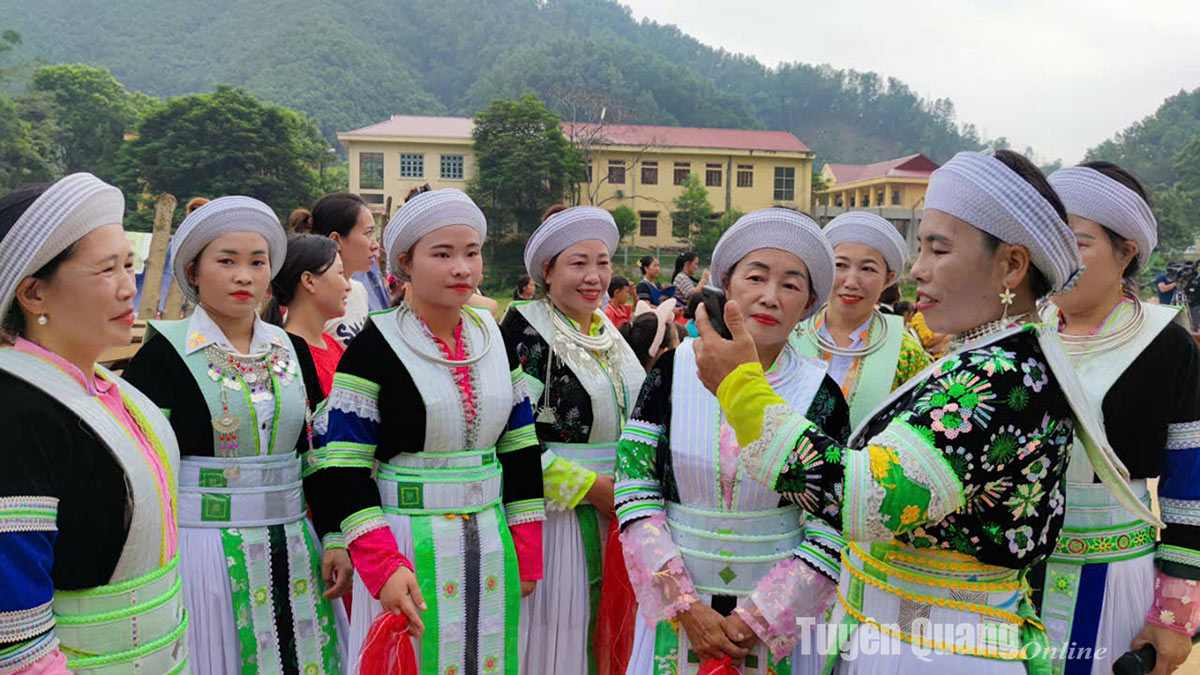 Trang phục truyền thống của người Mông trong Lễ hội Gầu Tào