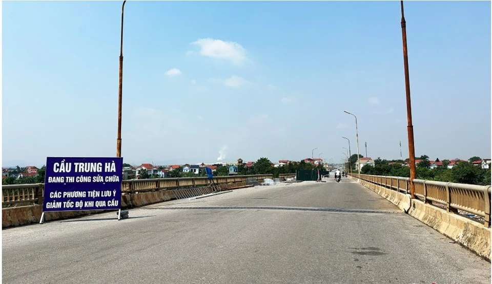 Người dân có thể lưu thông qua cầu Trung Hà từ 13h ngày 29/11