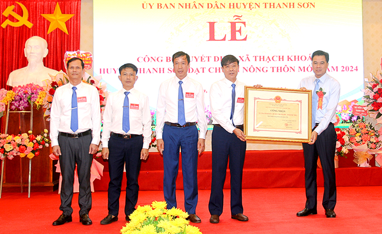 Xã Thạch Khoán đón Bằng công nhận đạt chuẩn nông thôn mới năm 2024