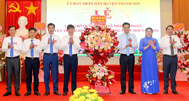 Xã Thạch Khoán đón Bằng công nhận đạt chuẩn nông thôn mới năm 2024