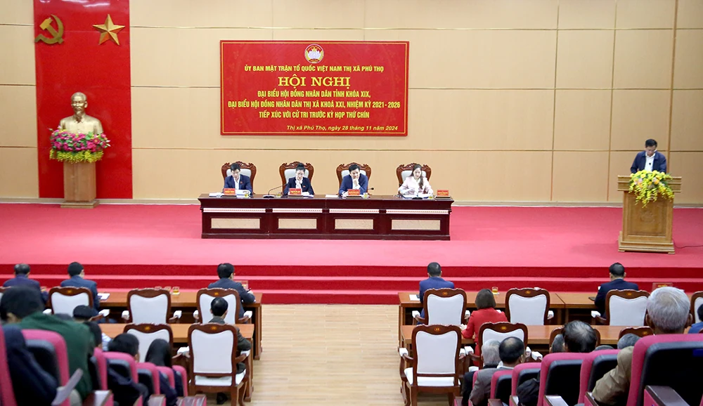 Tiếp xúc cử tri tại thị xã Phú Thọ
