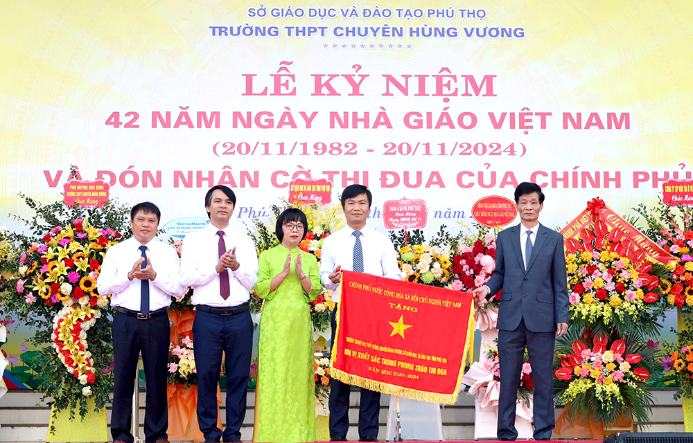 Hung Vuong Gifted High School Receives the Governments Flag of Emulation