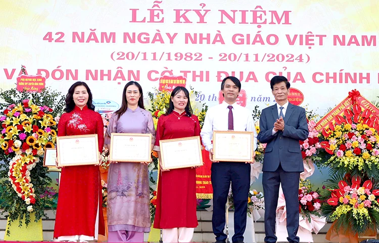 Hung Vuong Gifted High School Receives the Governments Flag of Emulation